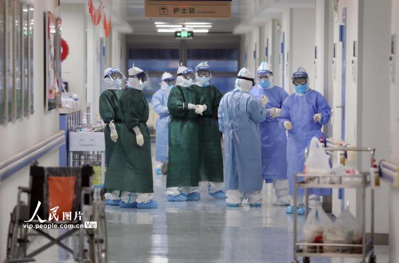 2月22日，武汉华中科技大学同济医学院附属同济医院，隔离病房的医护人员交接班。（李舸 人民图片）
